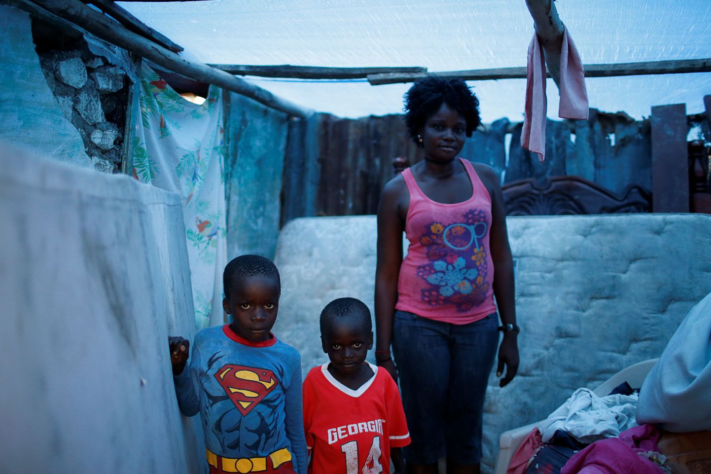 Haitilane Marie Ange St Juste koos oma poegade, 7-aastase Kensley ja 5-aastase Peterley'ga, kelle maja hävines orkaan  Matthew tõttu.