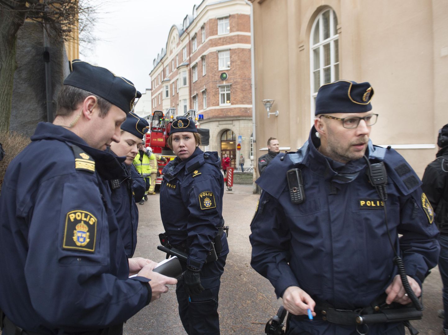 Politsei ja päästjad teisipäeval Karlstadi keskkooli juures kummalist plahvatust uurimas.