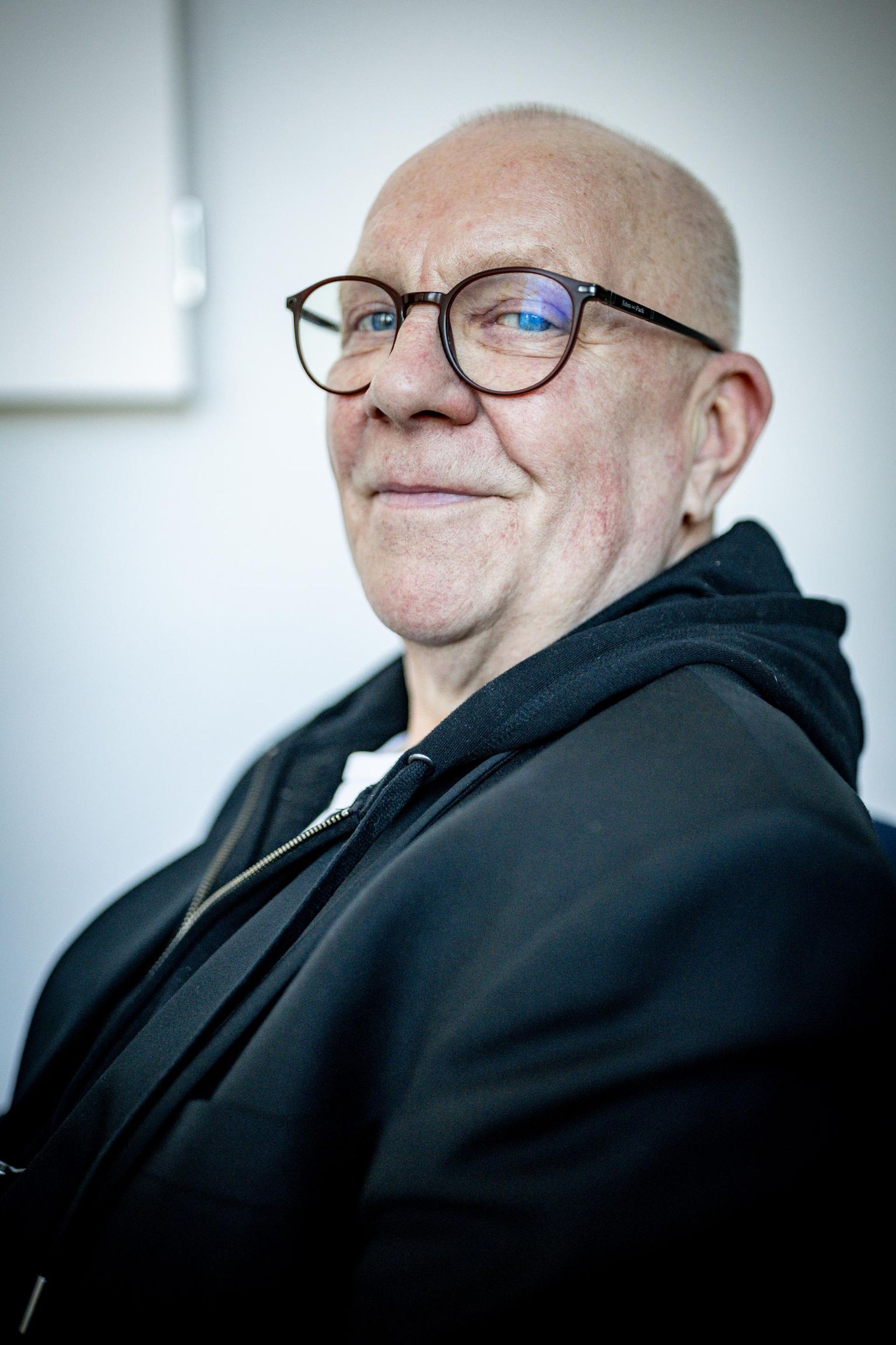 «Üllas rauk» Andrus Vaarik ütleb, et jälgib enda juures, kuidas ta võimed atrofeeruvad, kuidas võhma jääb vähemaks ja liigesed jäävad jäigemaks ning lõuad töntsimaks. Aga tal on õnnelik elukutse, sest hädiseid raukasid on teatrilavale samuti vaja.