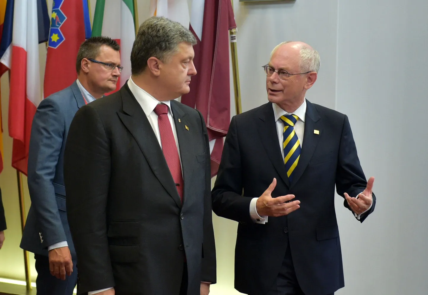 Ukraina liider Petro Porošenko koos Euroopa Ülemkogu alalise eesistuja  Herman Van Rompuyga (paremal) täna Brüsselis.
