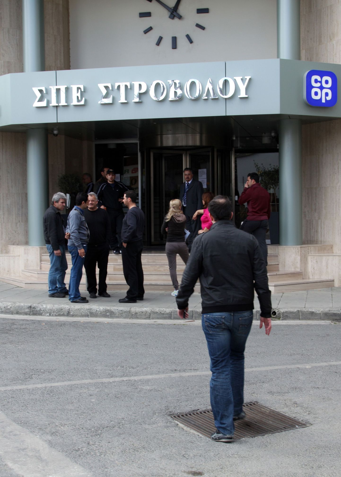 Очередь перед банкоматом. Кипр, 16 марта 2013 года.