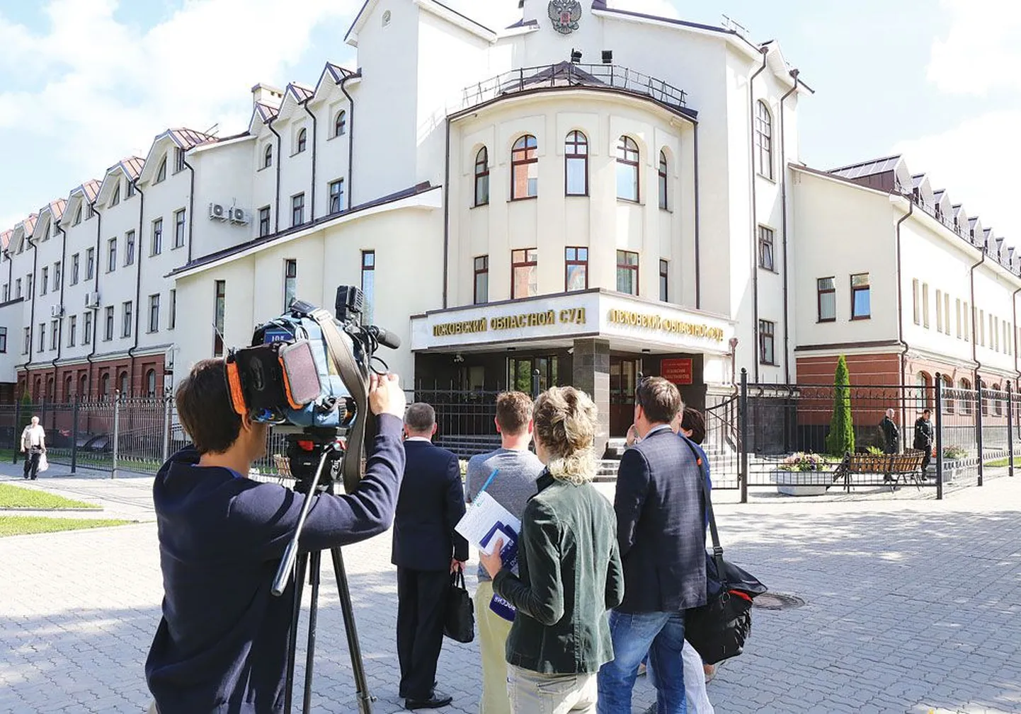 У здания Псковского областного суда в понедельник собрались и российские, и эстонские журналисты, которых решением судьи не пустили в зал даже перед началом заседания.