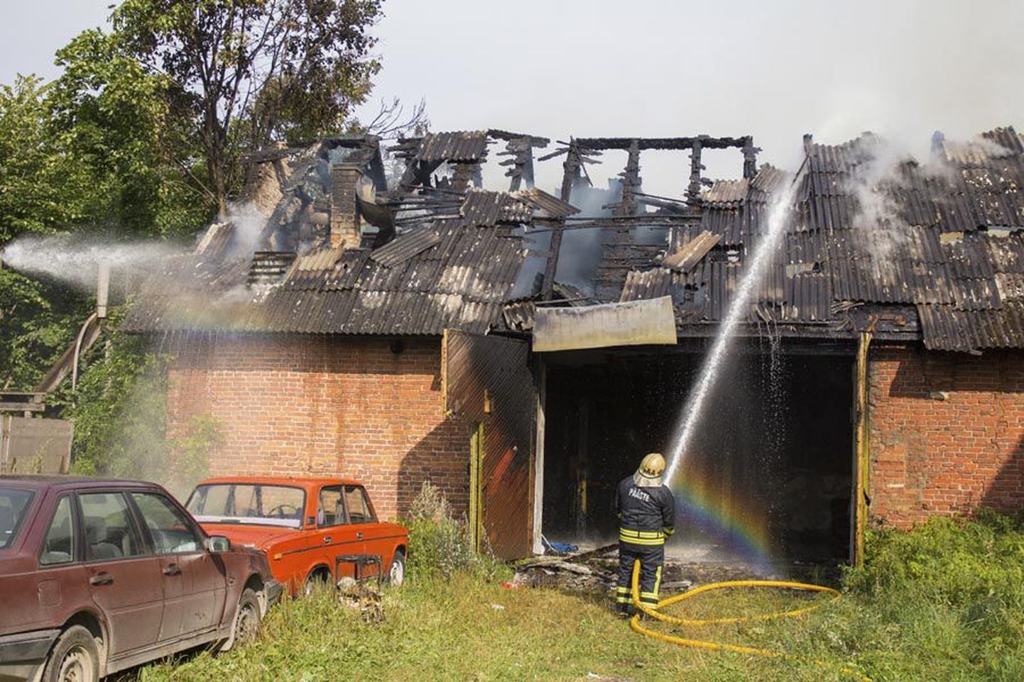 Lahtise leegiga põlenud maja katus sai tugevalt kahjustada ning hoone ise suitsukahjustusi.