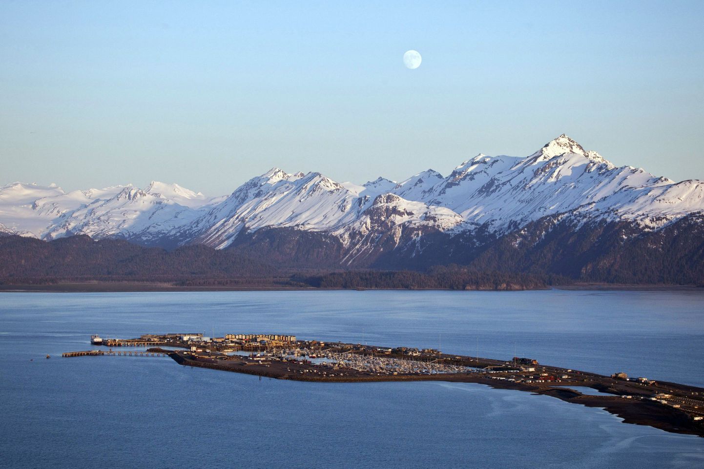 Kachemaki laht ja samanimeline asula Alaskal. Eemal paistavad Kenai mäed.