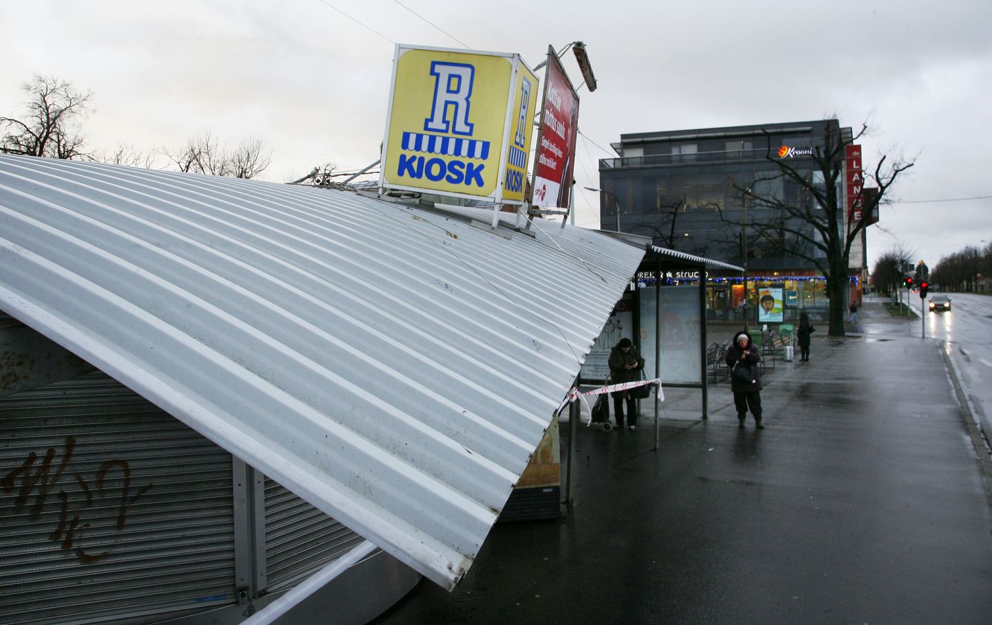 Tormituul kangutas täna varahommikul Pärnu bussijaamas lahti R-kioski katuse ja lükkas pikali ootekoja.