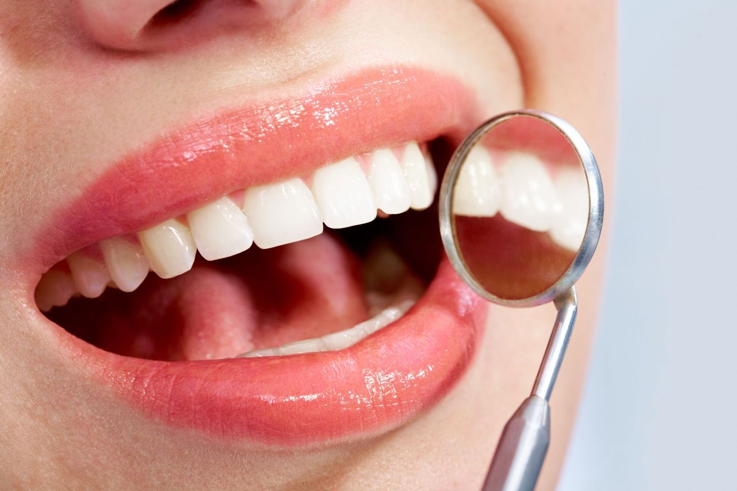 Чтобы выявить возможные заболевания полости рта, необходимо регулярно посещать врача-стоматолога.