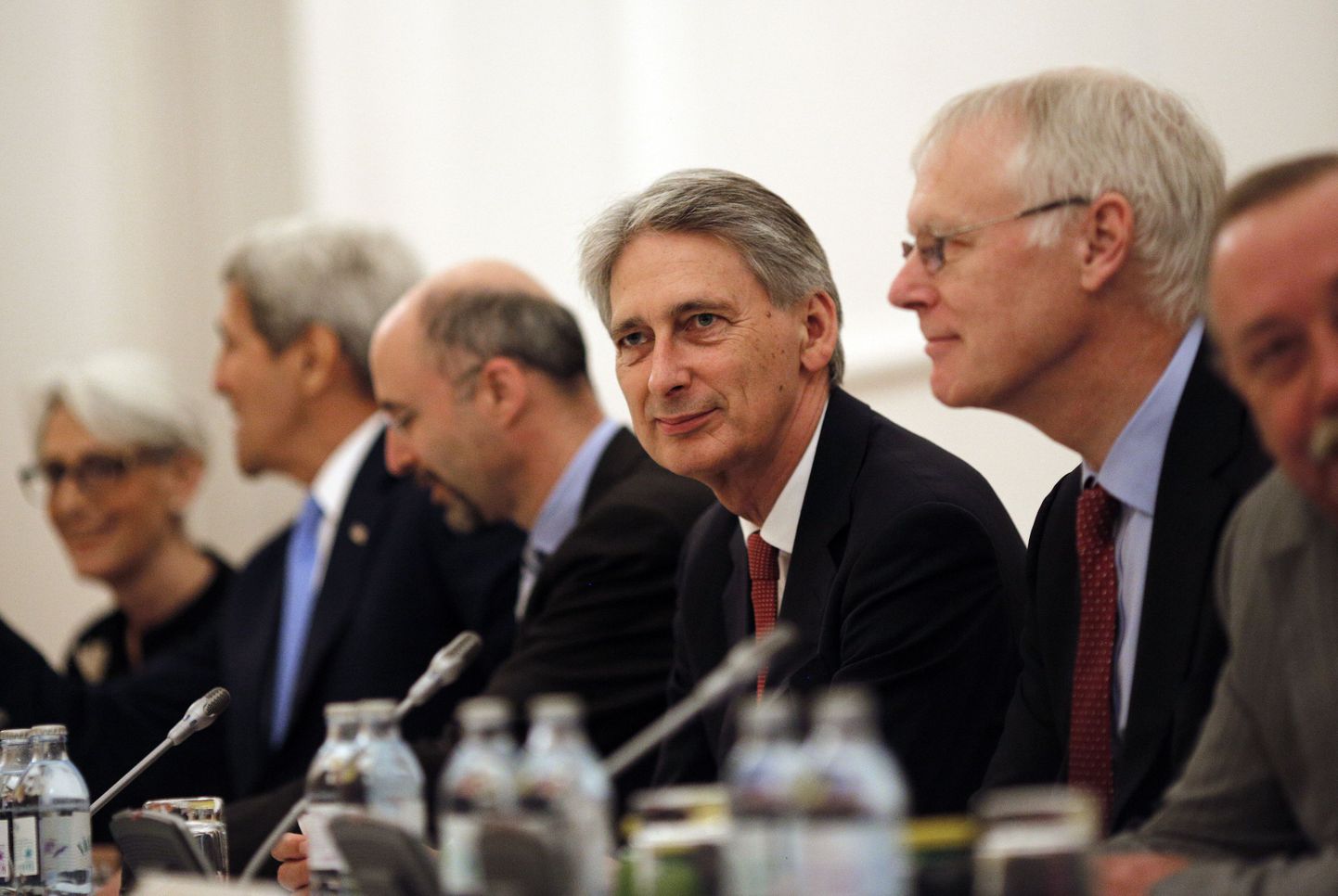 Briti välisminister Philip Hammond (keskel) Viinis toimuvatel kõnelustel.