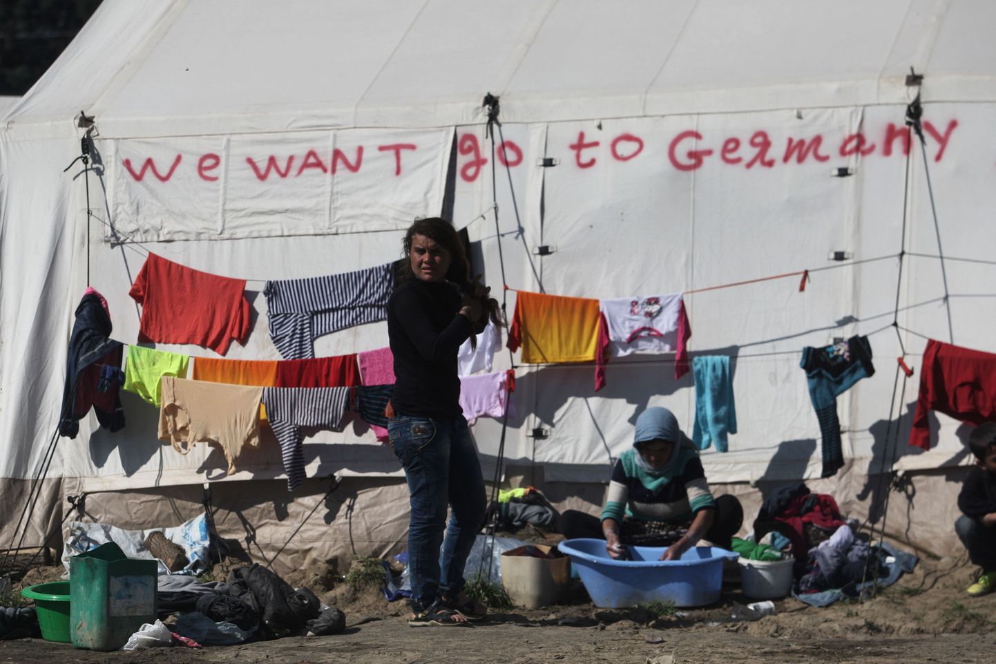 Migrandist naine Kreeka-Makedoonia piiril loosungi all «Me tahame minna Saksamaale».
