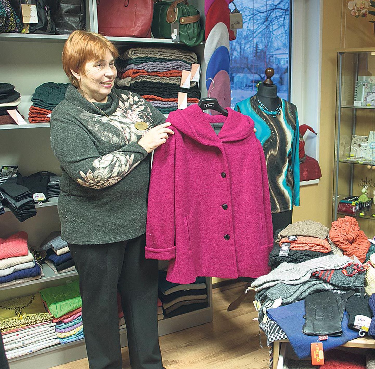 Pärnu-Jaagupi rõivakaupluse müüja Marje Kritt nentis, et poest ostavad naisterõivaid nii kohalikud kui ka kaugemalt tulijad: numbrivalik sobib tavalisele eesti naisele.