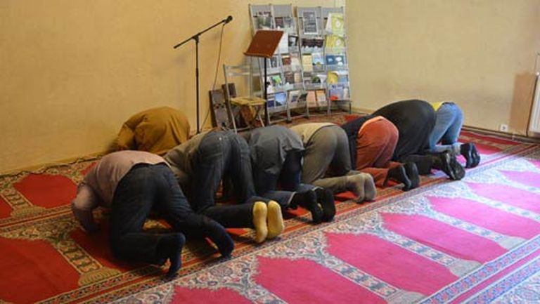 Lūgšanu laikā vīrieši veic dažādas rituālas darbības 
