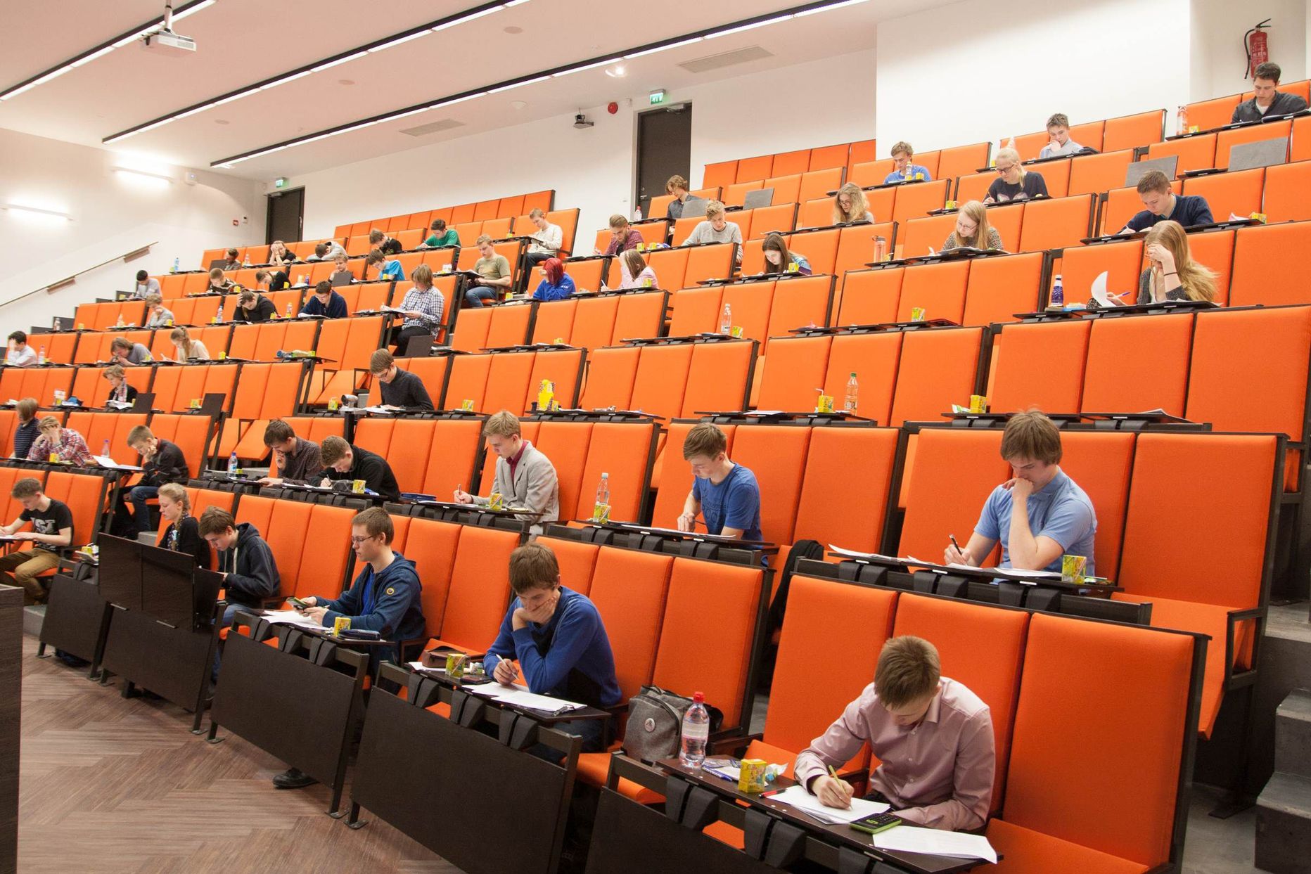 Mõttetöö käib. Meenutus mullusest Physicumis peetud Eesti füüsikaolümpiaadi lõppvoorust.