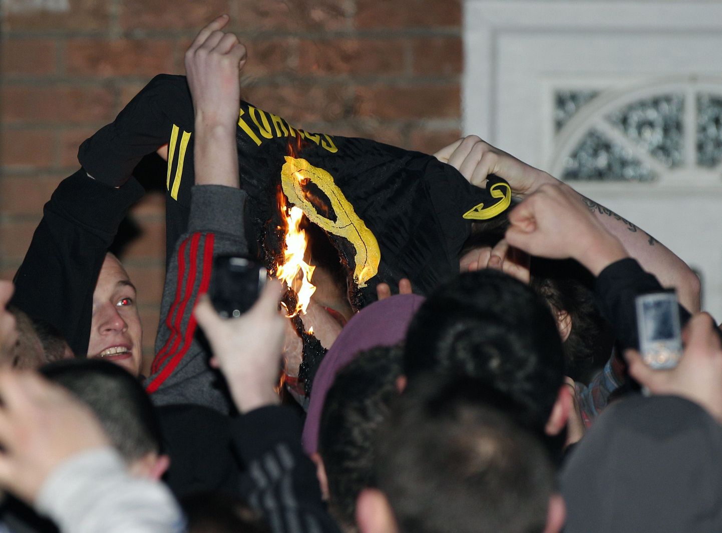 Liverpooli fännid põletavad Fernando Torrese särki.