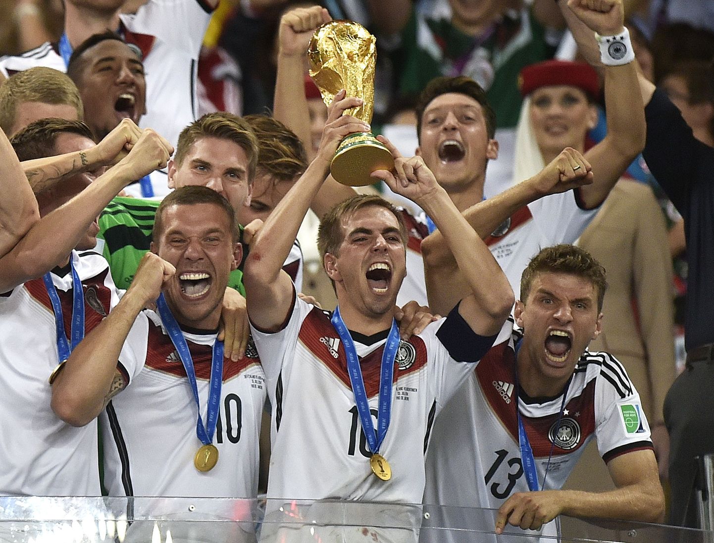 Saksamaa jalgpallikoondise liikmed tähistamas eelmisel aastal MM-tiitli võitmist.
