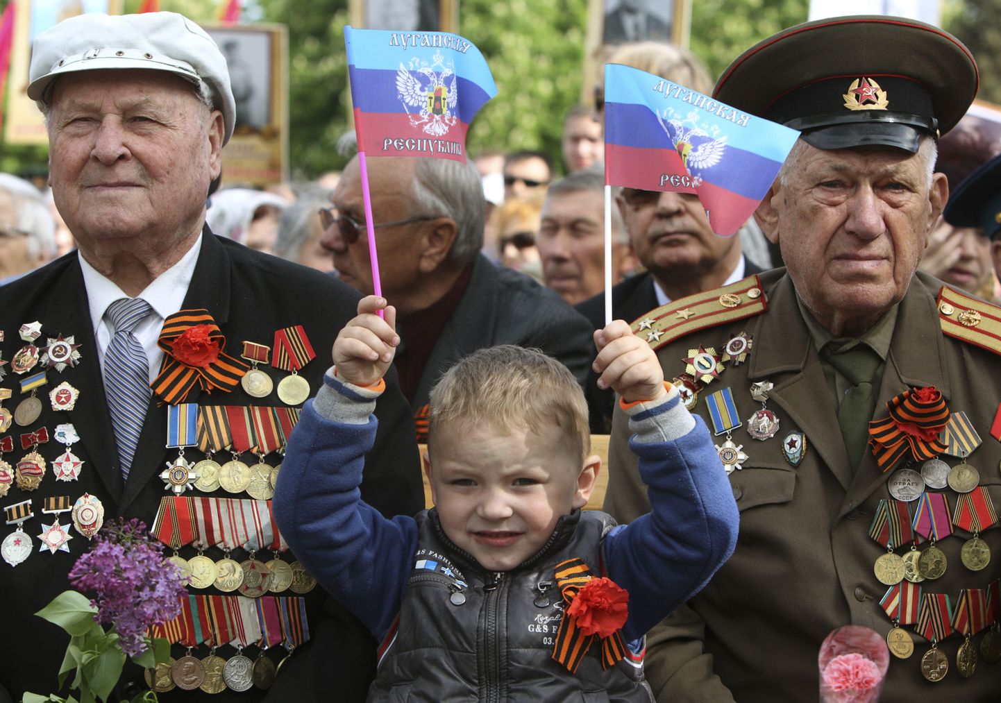 Laps Luganskis võidupüha pidustustel «rahvavabariigi» lippe lehvitamas.