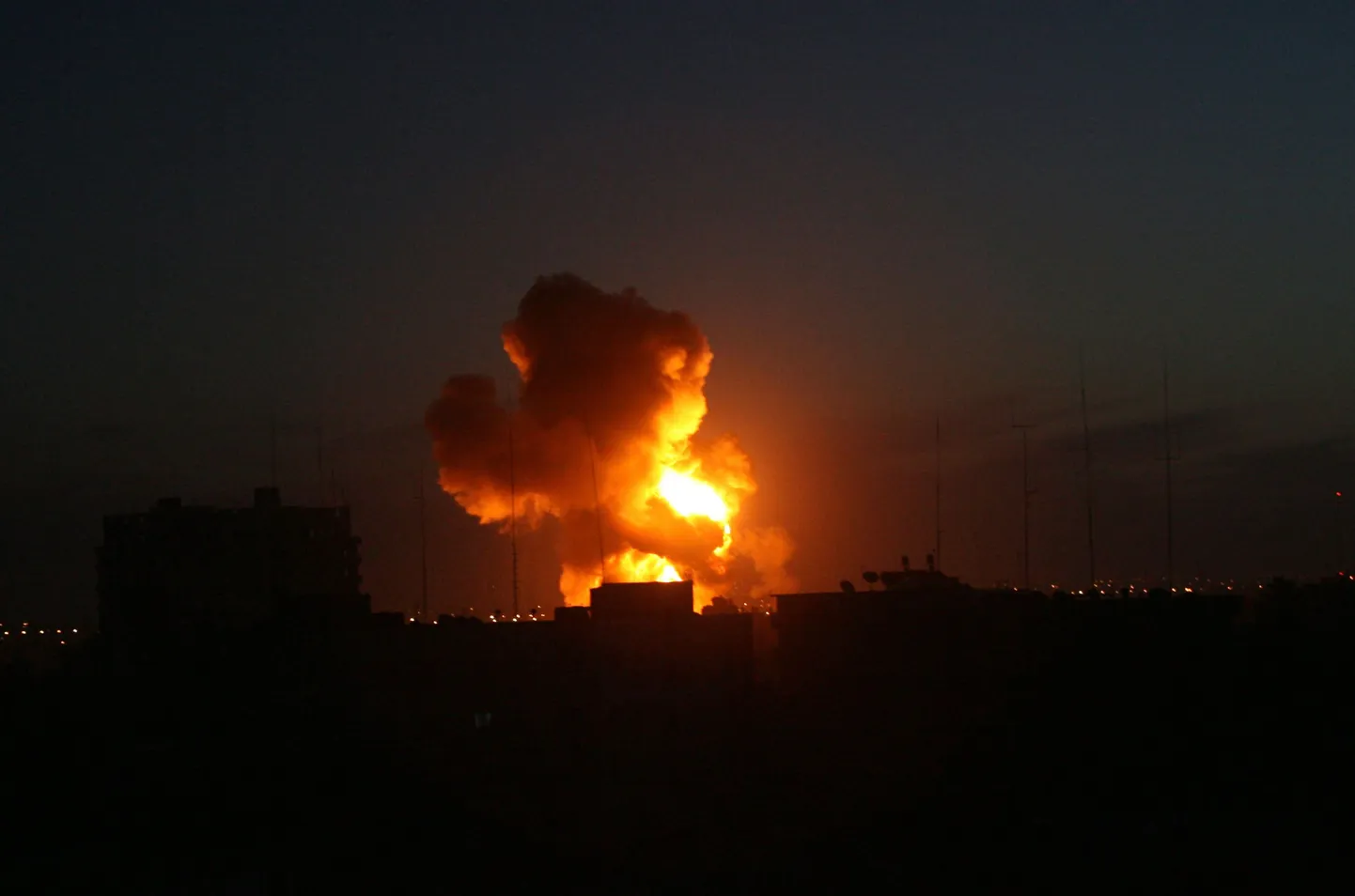 Iisraeli õhurünnaku järel Rafahi linna öötaevasse kerkinud tulekera.