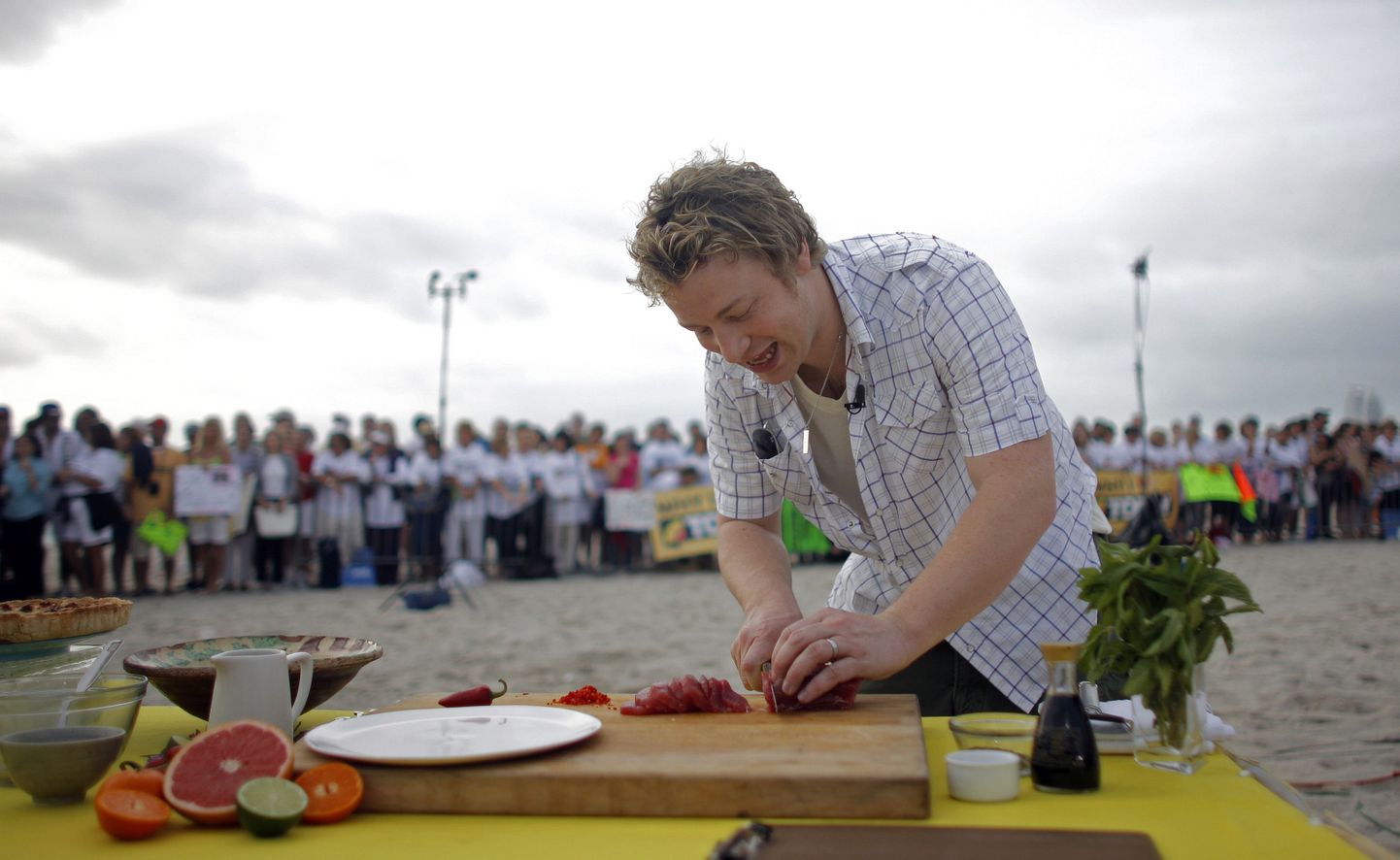Briti staarkoka Jamie Oliveri nimega tooted on jõdnud ka Eestisse ja lähevad soolasest hinnast hoolimata hästi kaubaks.