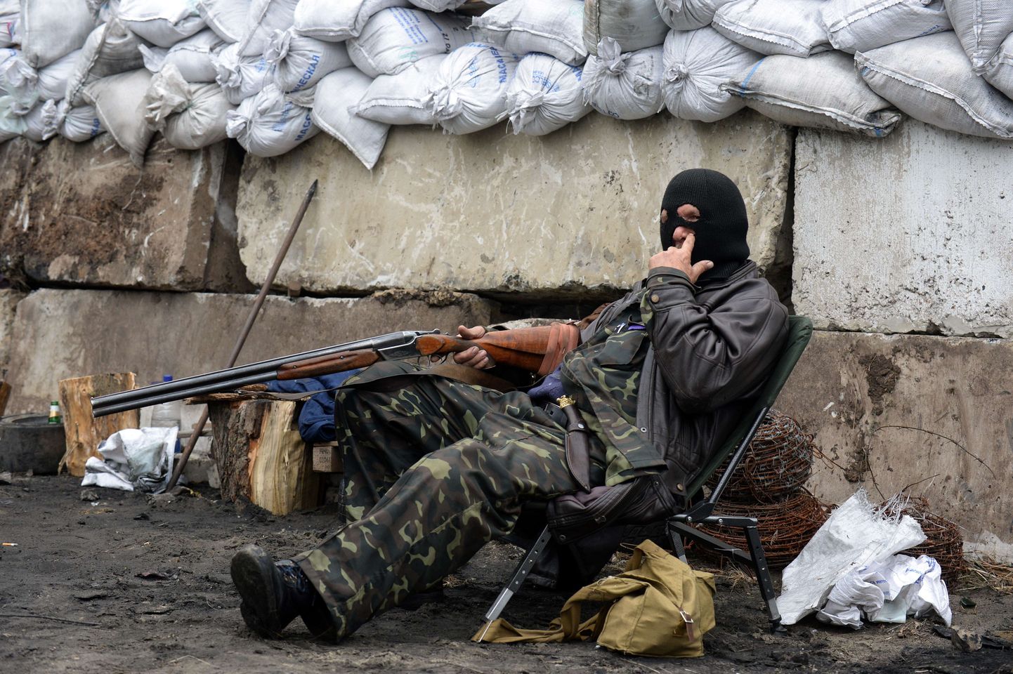 Relvastatud venemeelne aktivist Slovjanskis 30. aprillil.