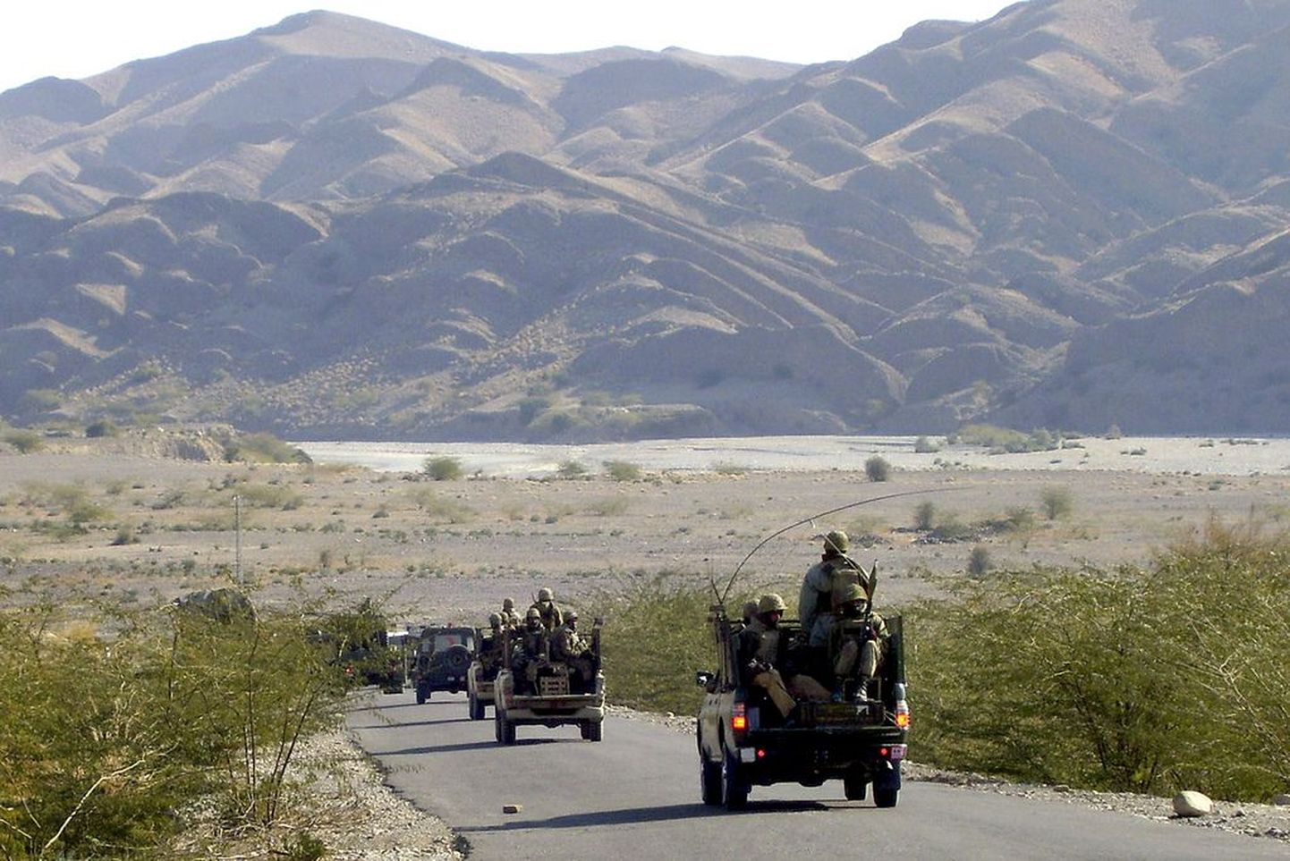 Pakistani sõdurid liikumas läbi Bannu piirkonna Waziristani hõimualade poole..