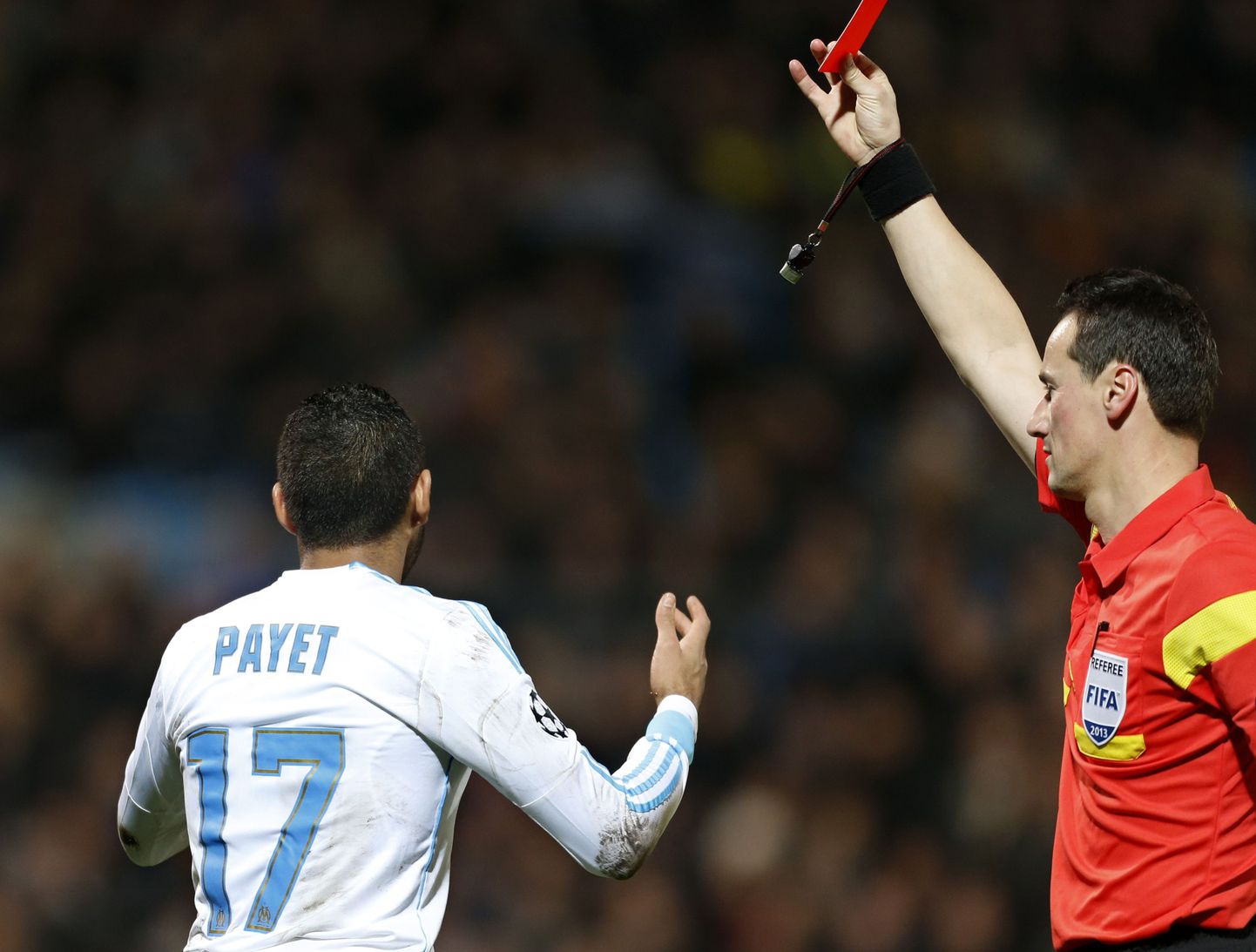 Kohtunik Marijo Strahonja näitab punast kaarti Marseille' mängumehele Dimitri Payet'le möödudnud aasta detsembris toimunud Meistrite liiga kohtumises Dortmundi Borussia vastu