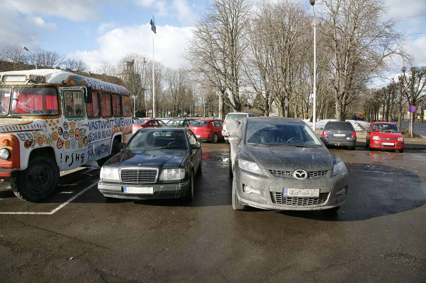 Pärnu linnavalitsus võib varsti autod taas Endla ette tasuta parkima lubada.