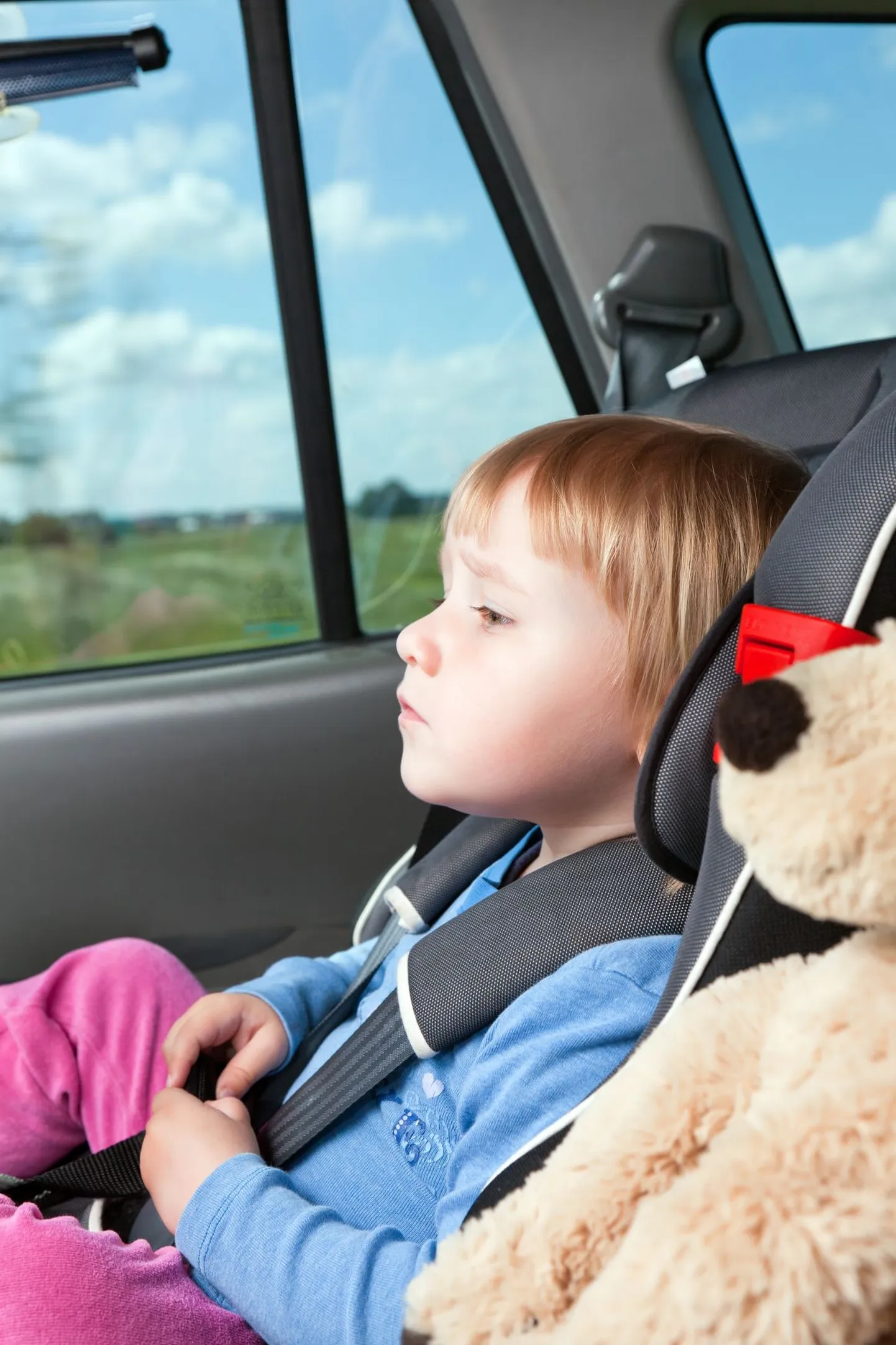 Ребенок в обязательном порядке должен быть пристегнут ремнем безопасности в машине.