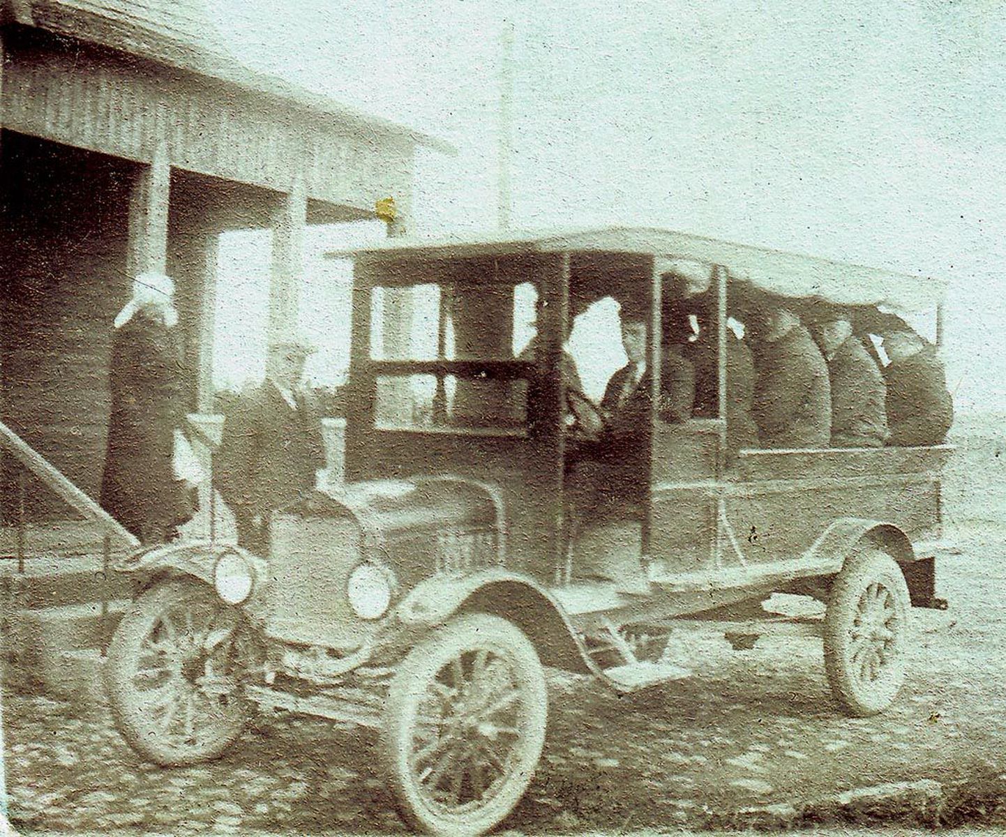 Sellise bussiga transporditi 1926. aastal sõitjaid ja talusaadusi Pärnu turule.