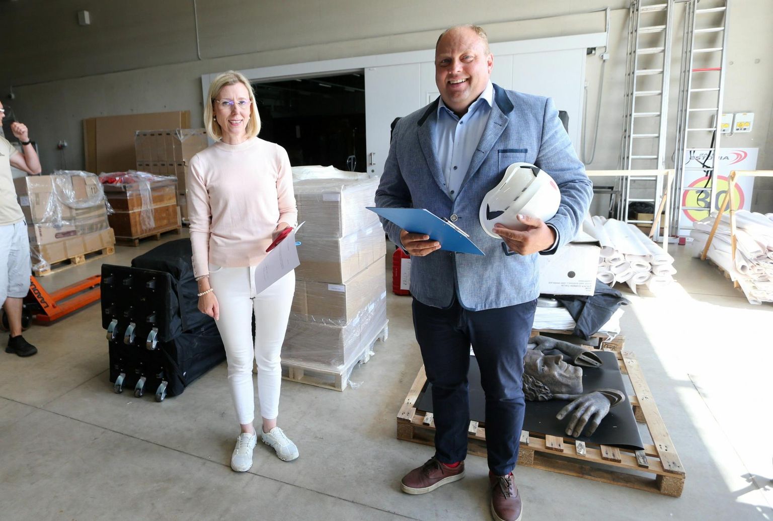 Skulptuuri üleandmisel ja vastuvõtmisel osalesid Viljandi linnavalitsuse haldusameti juhataja Andres Mägi (paremal) ja ERMi direktor Kertu Saks. FOTOd: Sille Annuk