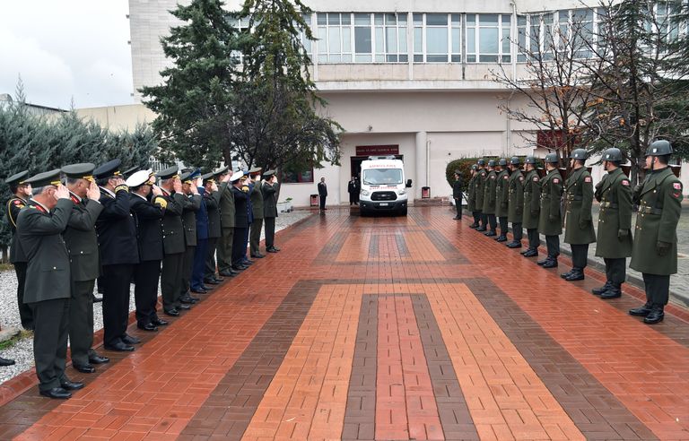 Ankara haigla surnukuuris hoitud Peškovi surnukehale tulid viimast austust avaldama nii Türgi kui Vene sõjaväelased.