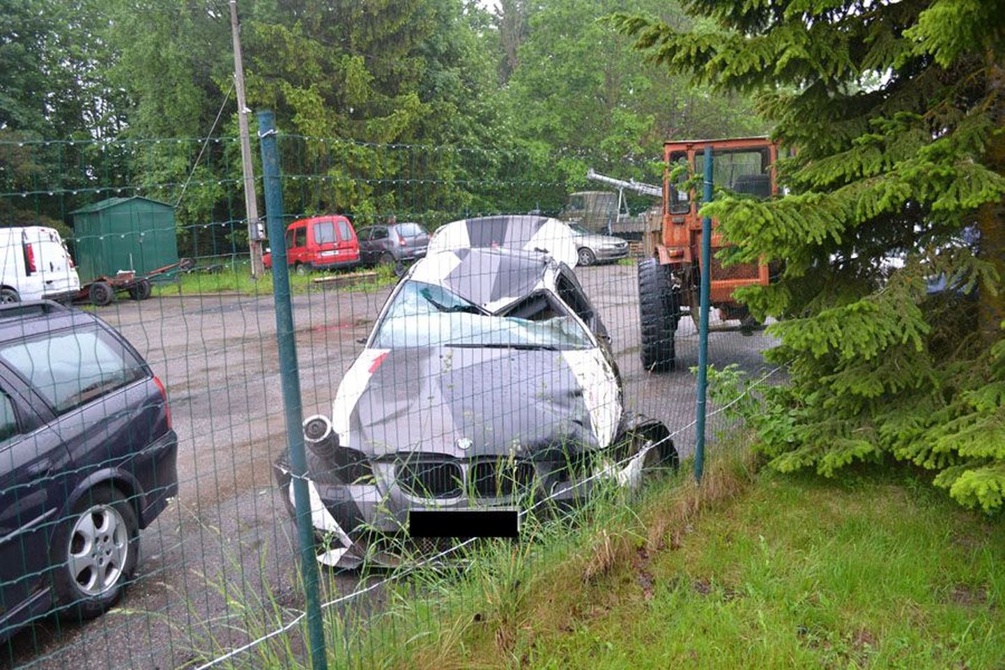 Triibuliseks teibitud ja üle katuse rullunud BMW seisis esmaspäeval Viljandi tasulises parklas.