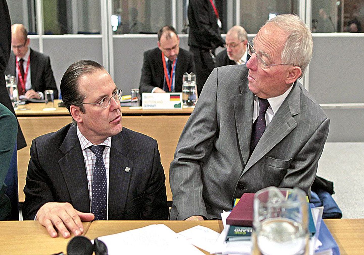 Министр финансов Швеции Андерс Борг (слева) обменивается мыслями с министром финансов Германии Вольфгангом Шойбле.