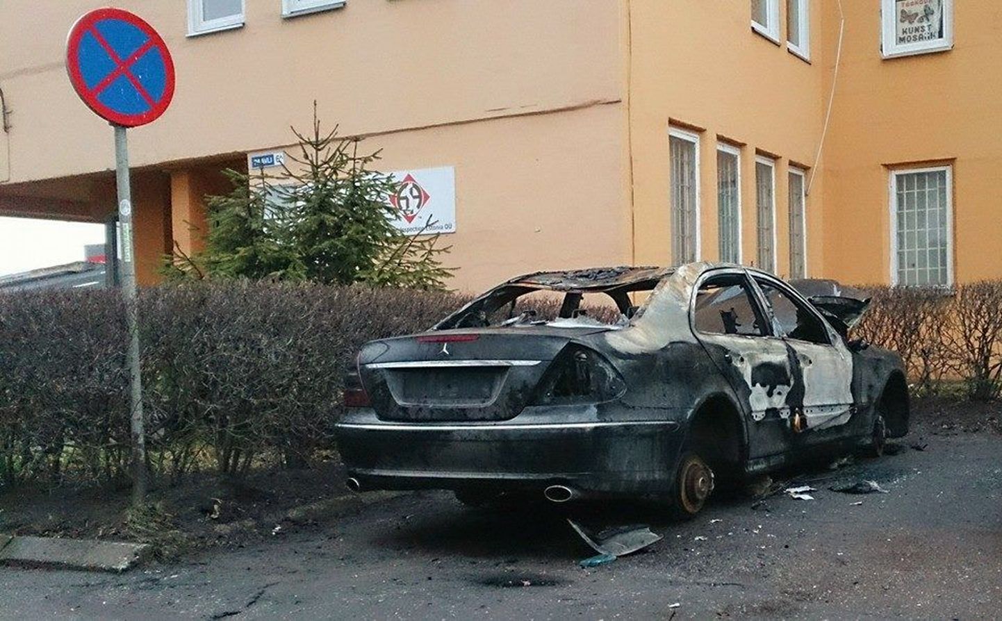 Сгоревший автомобиль на улице Паавли.
