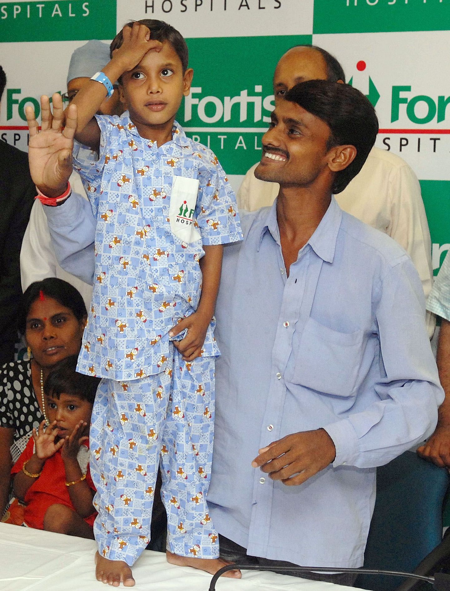 Deepak Kumar Paswan pärast operatsiooni koos isaga