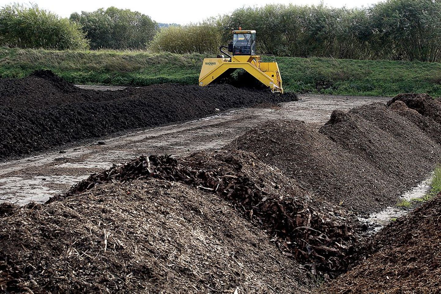 Mudaaunade paremaks komposteerumiseks ja haigustekitajate hävitamiseks tuleb Tartu Veevärgil aunu regulaarselt segada.