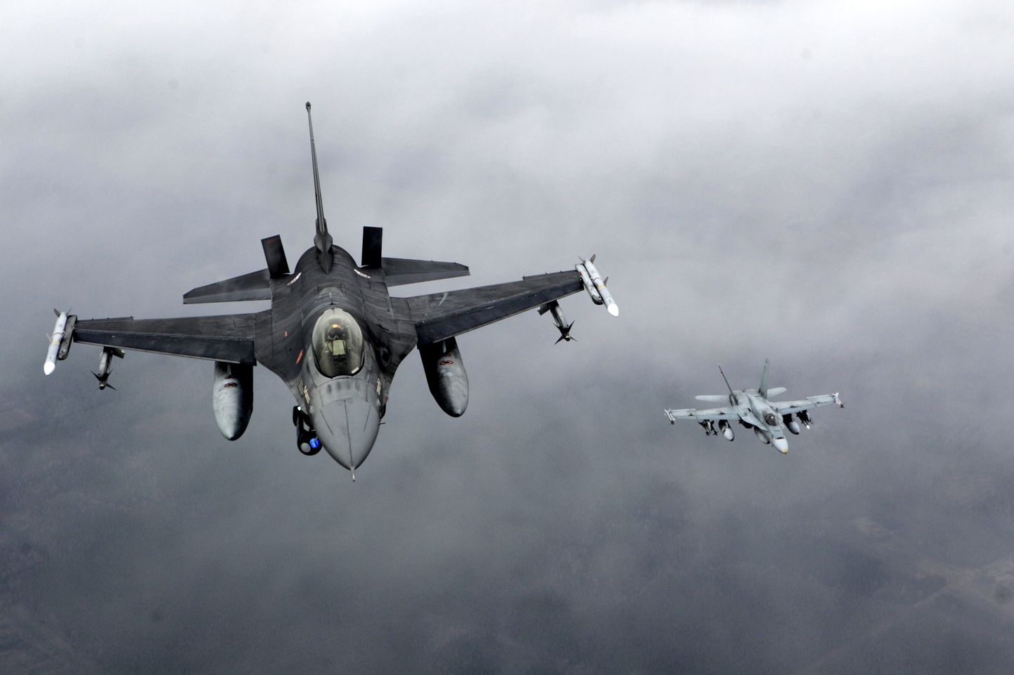 F-16 hävitaja.