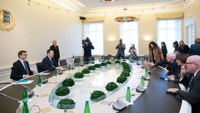 Джон Маккейн и Юри Ратас в зале заседаний правительства, Таллинн, 27 декабря 2016