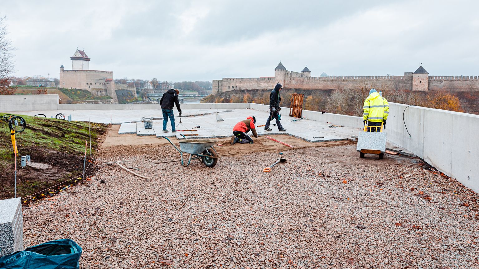 Juba alustatud projektide eurorahastusega Narvas probleeme ei ole. Nõnda sai äsja valmis jõepromenaadi uus osa, mille kõrgeimast punktist avaneb avar vaade Ivangorodile, kellega on praeguseks koostöö katkenud.