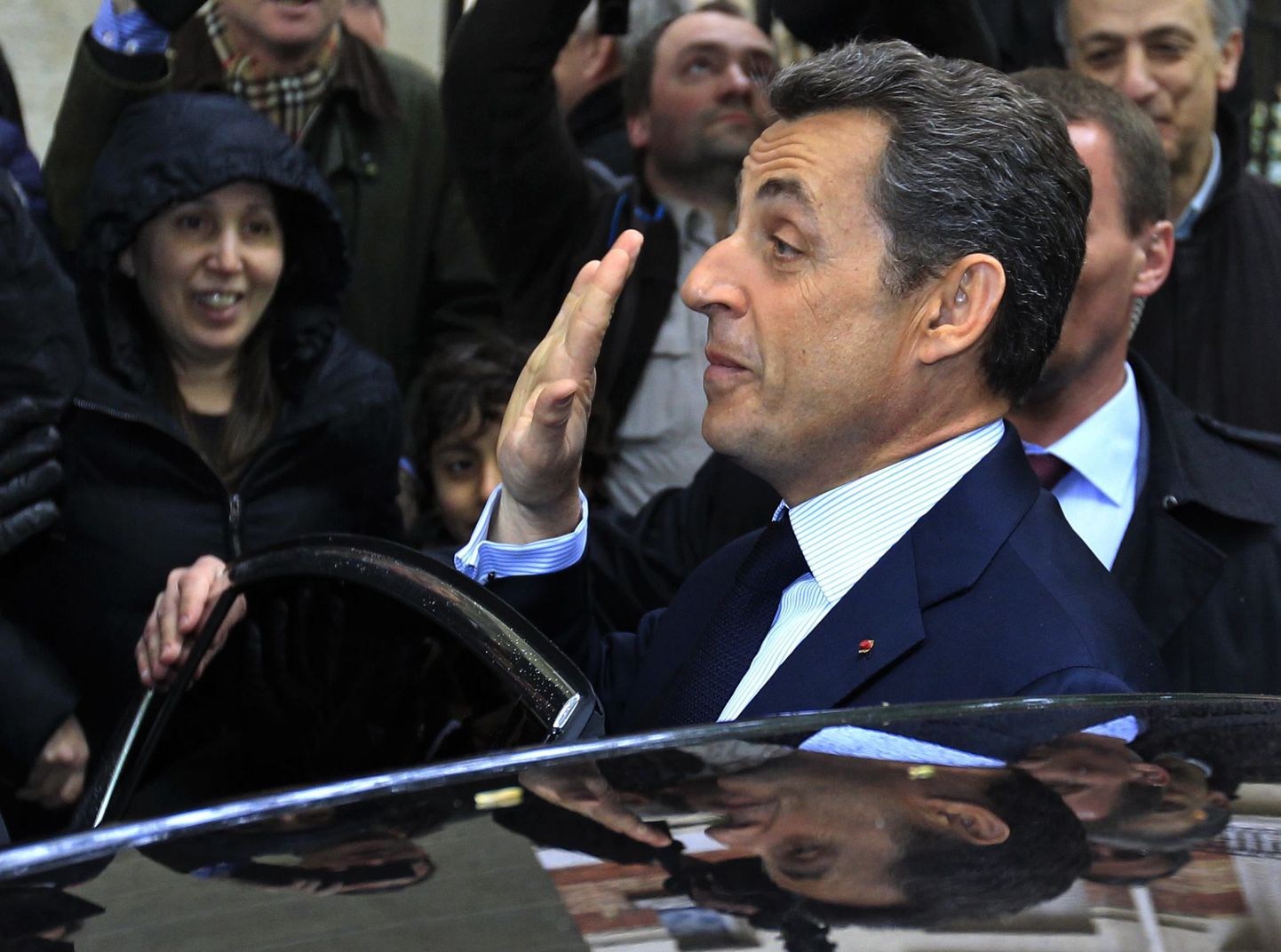 Nicolas Sarkozy lehvitab täna oma poolehoidjatele valimiskampaania peakorteri juures Pariisis.