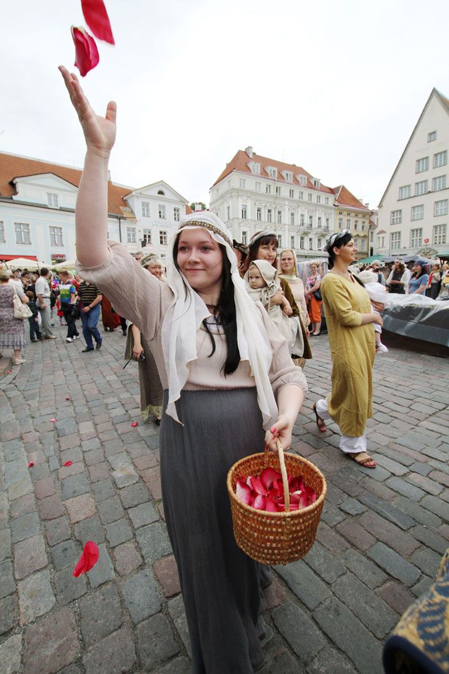 С 4 по 7 июля улицы Старого города Таллинна заполнит народ в средневековых костюмах, и каждый желающий сможет попробовать свои силы в старинных ремеслах и состязаниях.