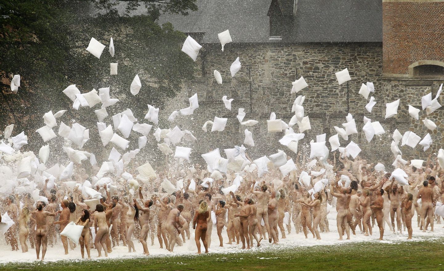 USA kunstnik Spencer Tunick kogus Gaasbeeki lossi ette 800 alasti inimest