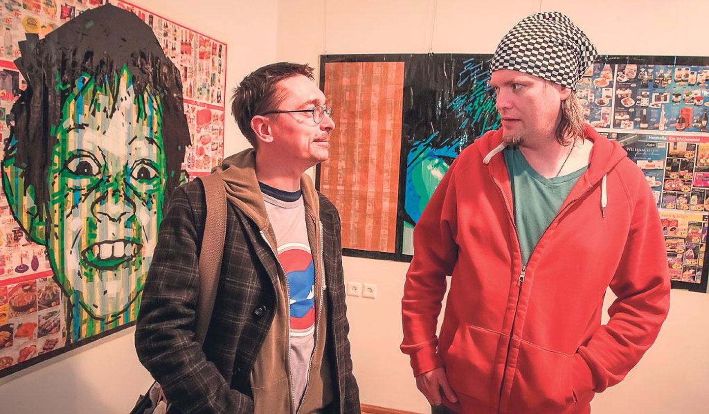 Stanislav Kazimov (vasakul) maalib tekstiilile ja teeb linoollõikeid, Nikolai Vassiljev loob portreid kleeplindiga.