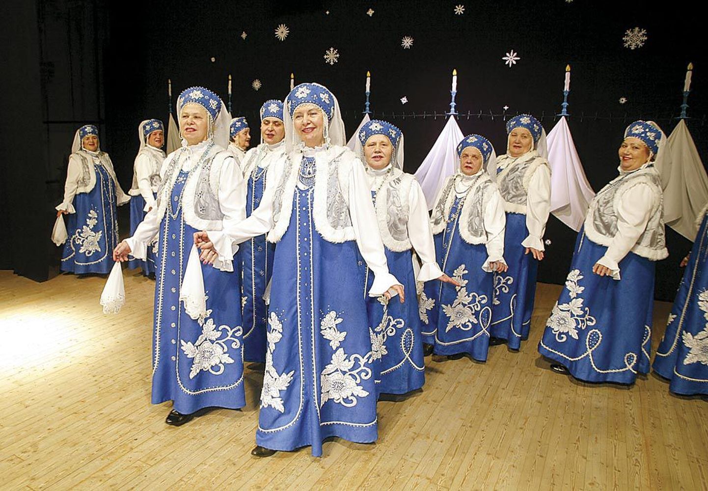 Sindi slaavi kultuuriühingu Slavjanotška koor esineb rahvuslikes riietes. Arhiivifoto.