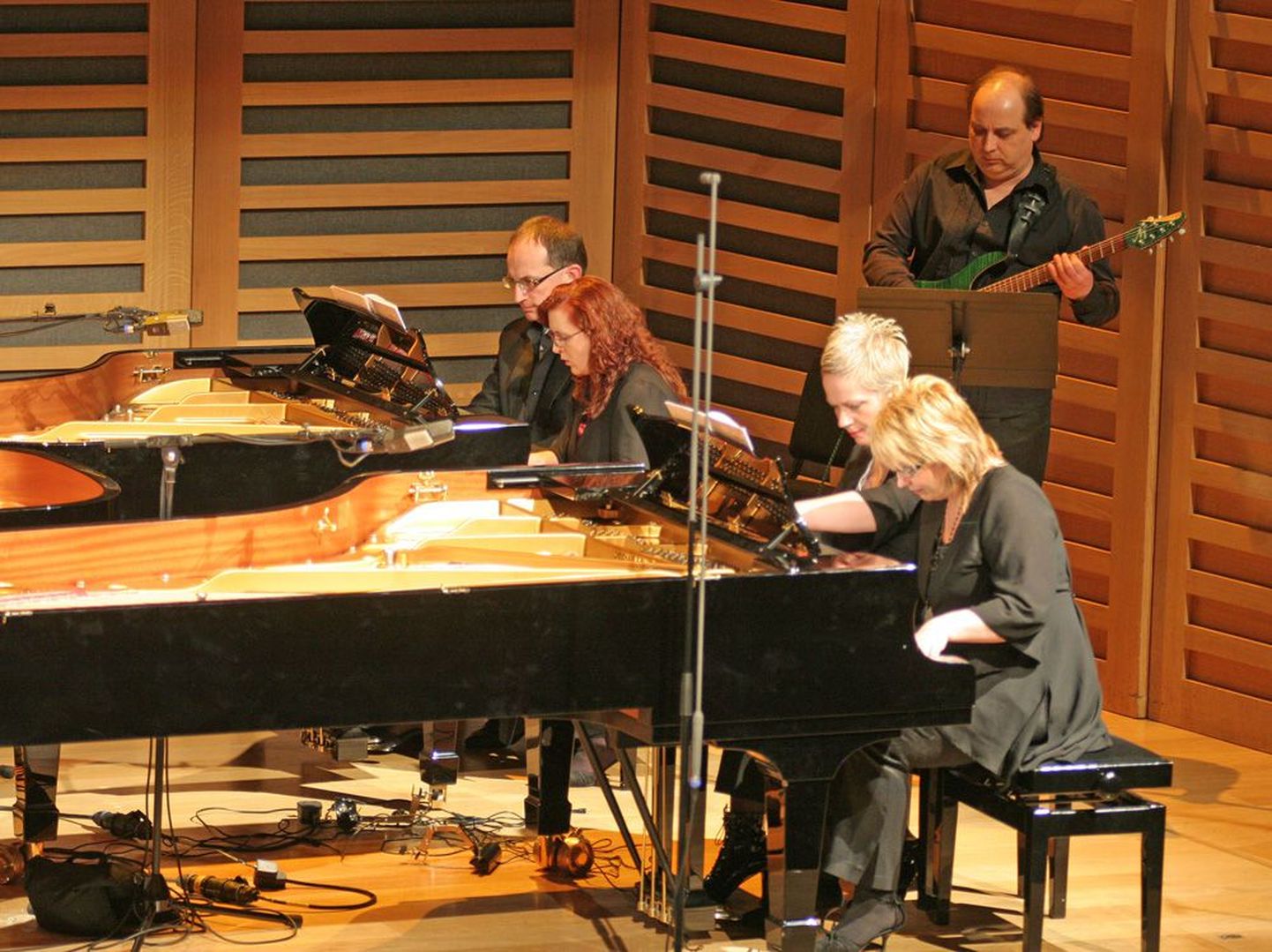 Klaveriorkester koos Ain Vartsiga mängis Londonis Pärti, Krigulit, Sisaskit ja teisi eesti nüüdisheliloojaid.