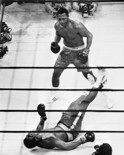 Joe Frazier on 1971. aasta raskekaalu tiitlimatšis saatnud Muhammad Ali põrandale. Foto: