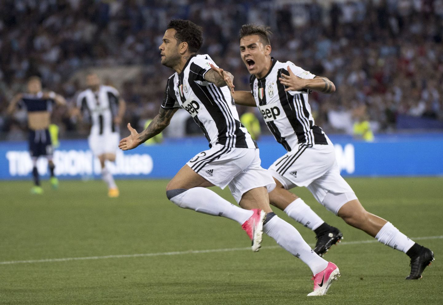 Dani Alves ja Paulo Dybala tähistavad Juventuse edu