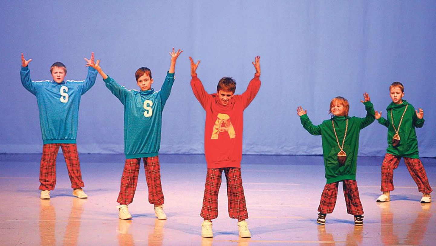 Tantsukooli Waf Dance poisid mullusel “Koolitantsu” festivalil.