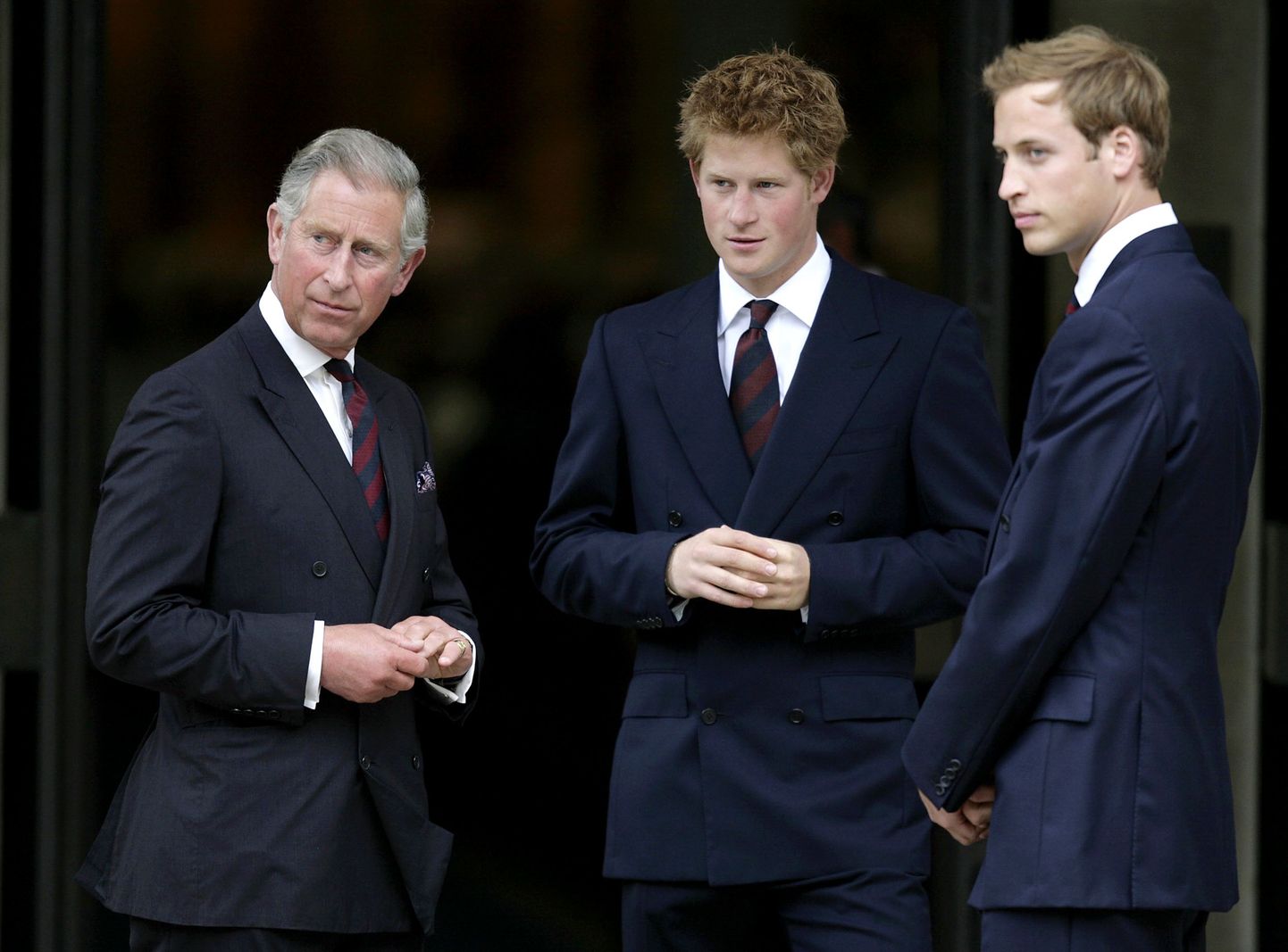 Briti troonipärija kroonprints Charles poegade Harry (keskel) ja Williamiga (paremal).