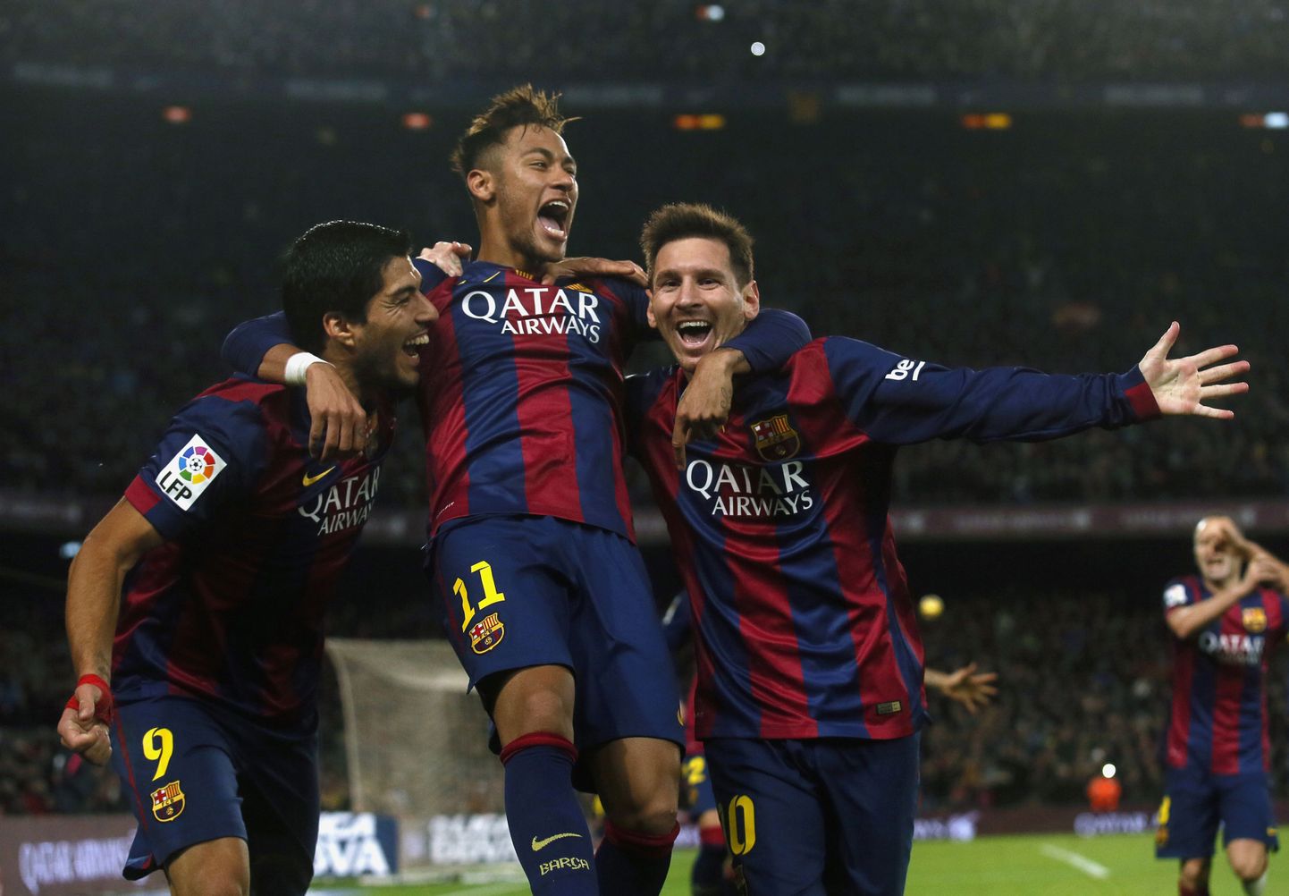 Lionel Messi (paremal) koos Neymari (keskel) ja Luis Suarezega väravat tähistamas.