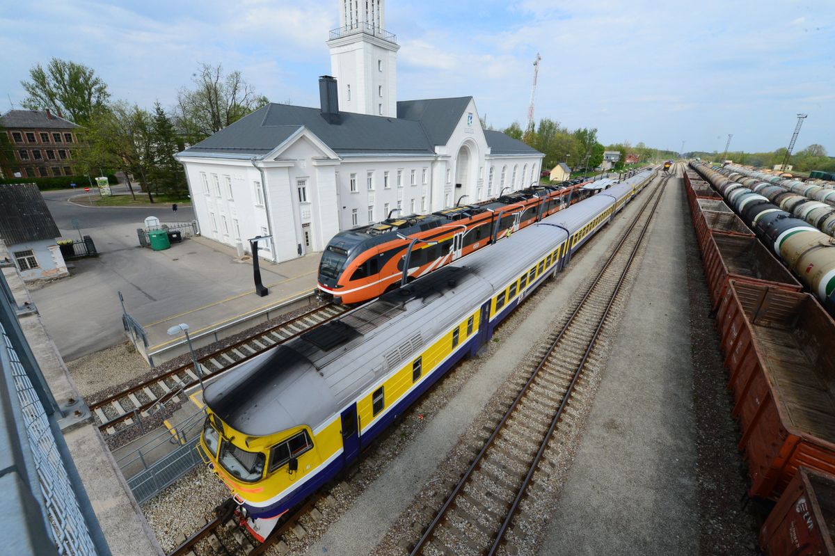 Valga raudteejaamas sõbralikult kõrvuti Eesti oranž ja Läti kolla-sinine rong.