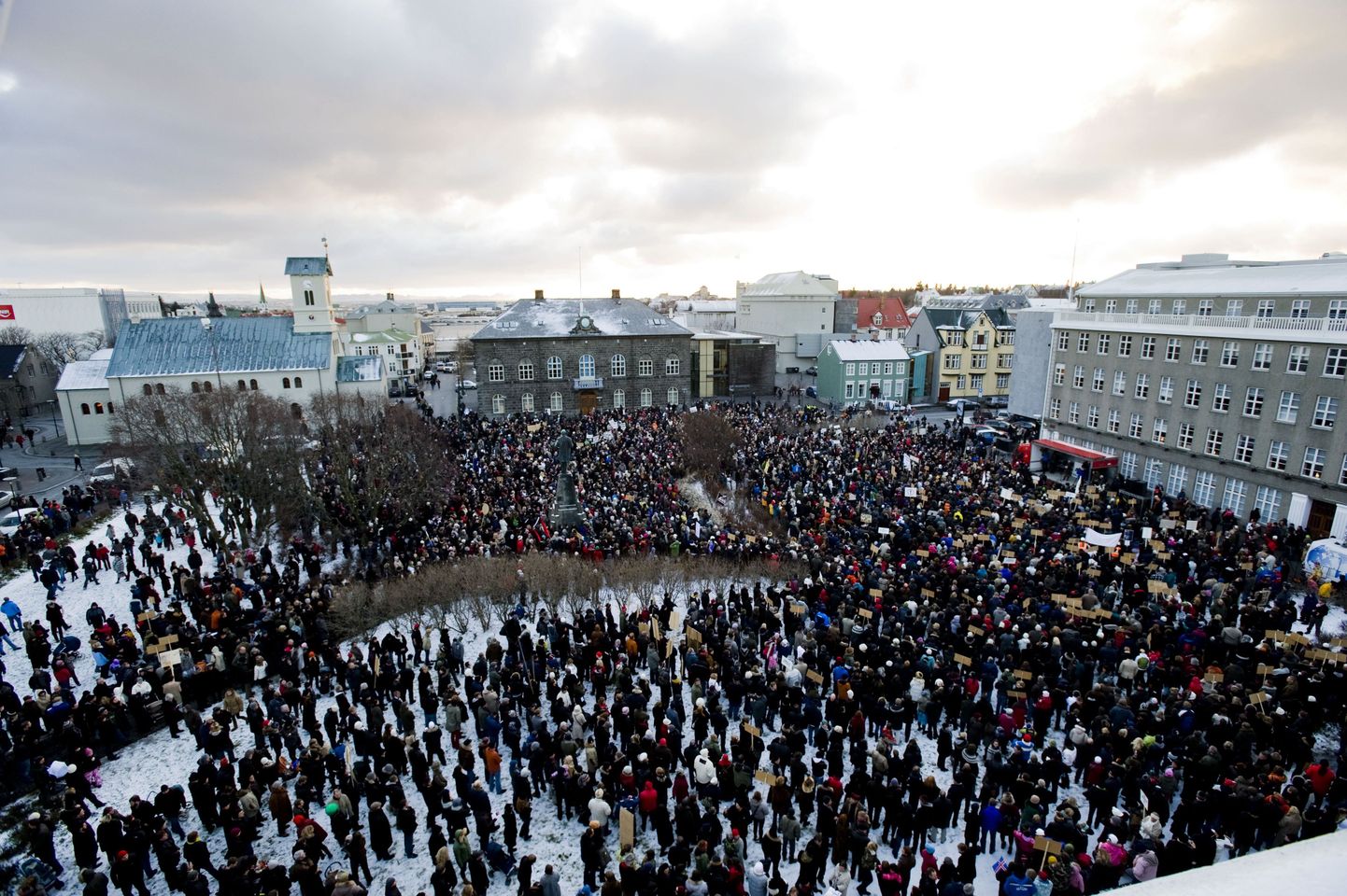 Tuhanded islandlased Reykjavikis 15. novembril toimunud meeleavaldusel, kus nõuti valitsuse tagasiastumist.