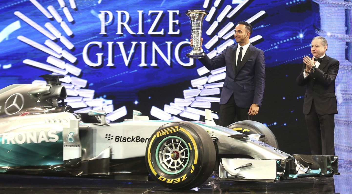 Jean Todt (paremal) ulatas 2014. aastal Lewis Hamiltonile F1 MM-sarja võitjatrofee.